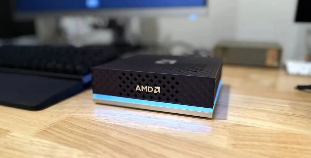 带有AMD标识的小型电脑硬件设备放置在木质桌面上